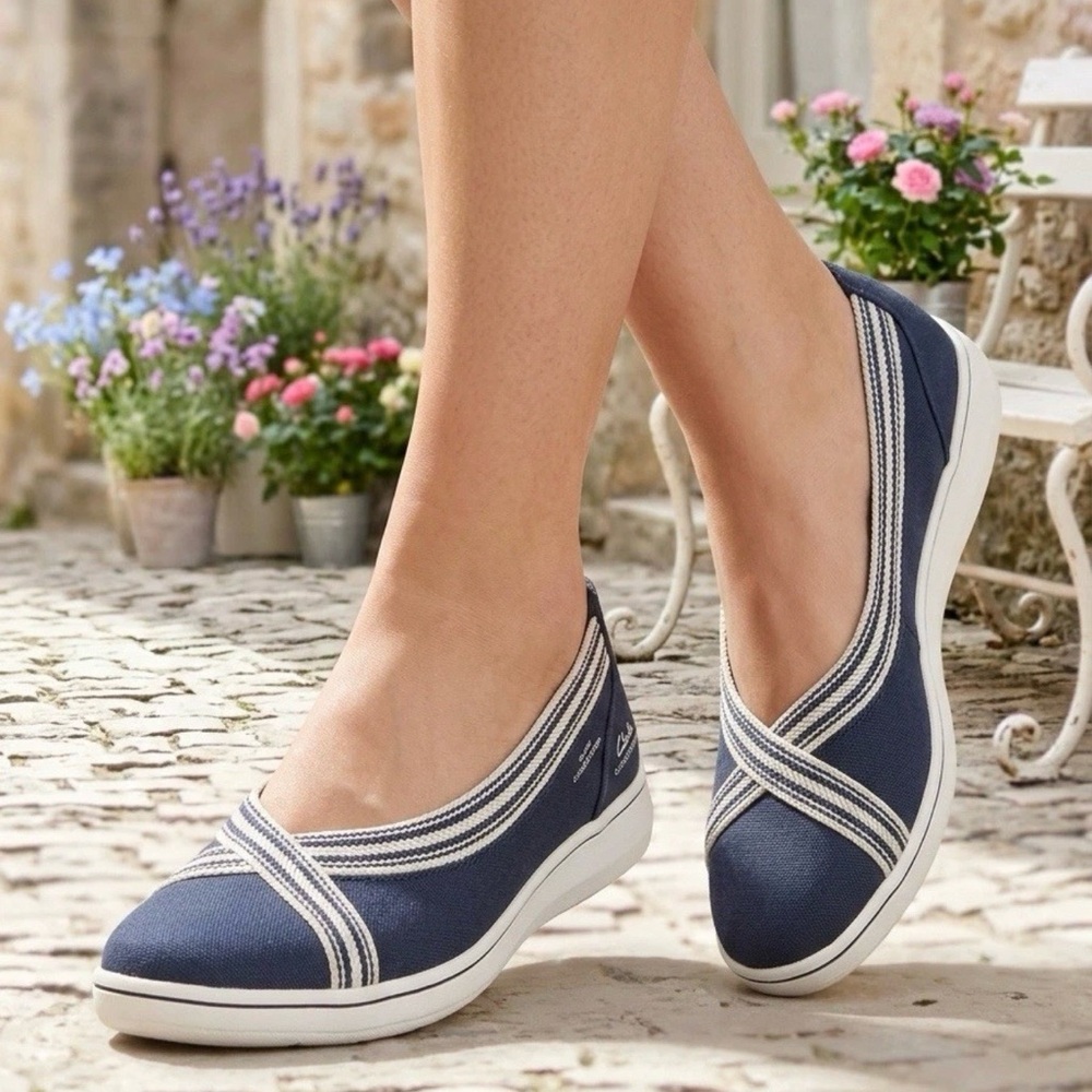 NEW Clarks Women's Size 7.5M Cloud Steppers Breeze Sky Air Closed Toe Shoes Navy